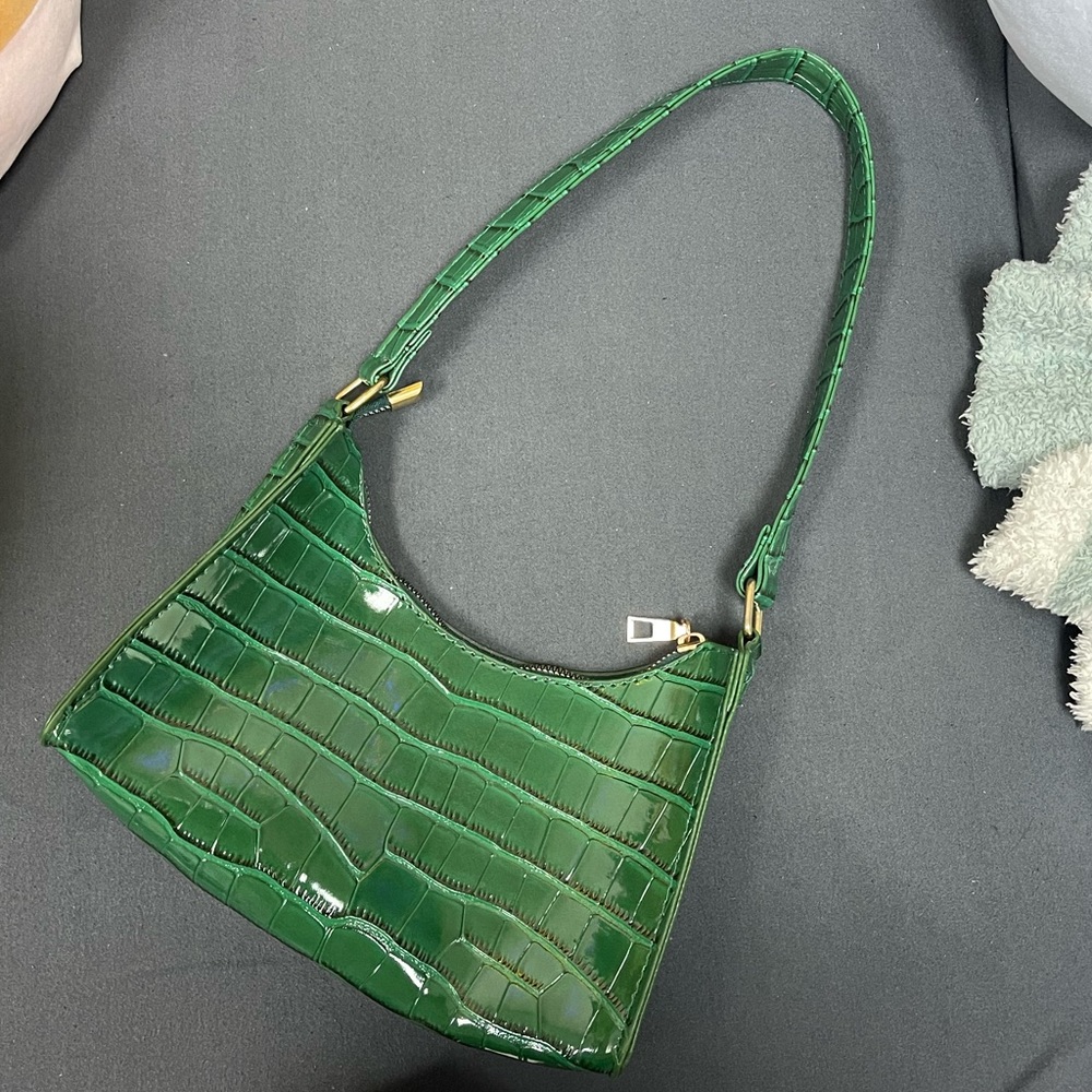 FAUX GATOR PRINT GREEN PURSE